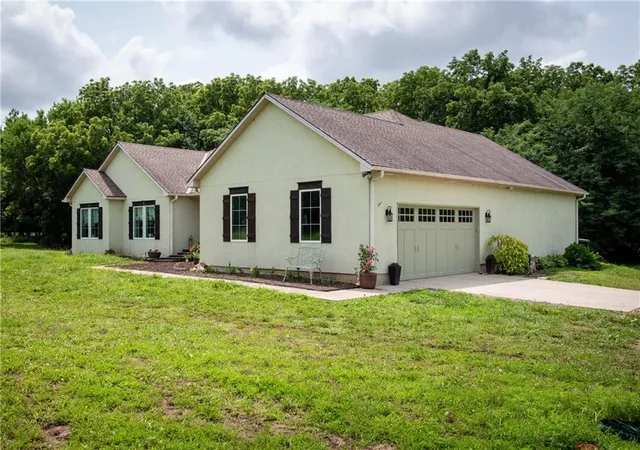 Homes for sale in Paola, KS | 34664 Spring Valley Rd, Paola, KS 66071 | MLS# 2626032