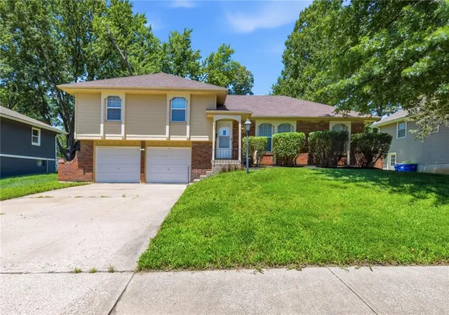 Homes for sale in Grandview, MO | 7408 E 127th Pl, Grandview, MO 64030 | MLS# 2626035