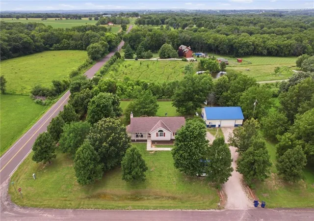 Homes for sale in Basehor, KS | 22025 168th St, Basehor, KS 66007 | MLS# 2626036