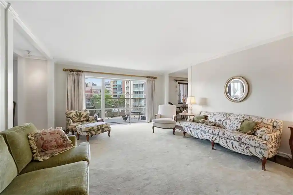 Listing Photo 1 - Condo for sale in 310 W 49Th St located at 310 W 49Th St, Kansas City, MO 64112 - Unit #704