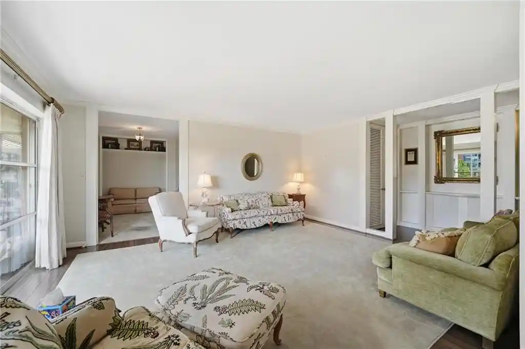 Listing Photo 2 - Condo for sale in 310 W 49Th St located at 310 W 49Th St, Kansas City, MO 64112 - Unit #704