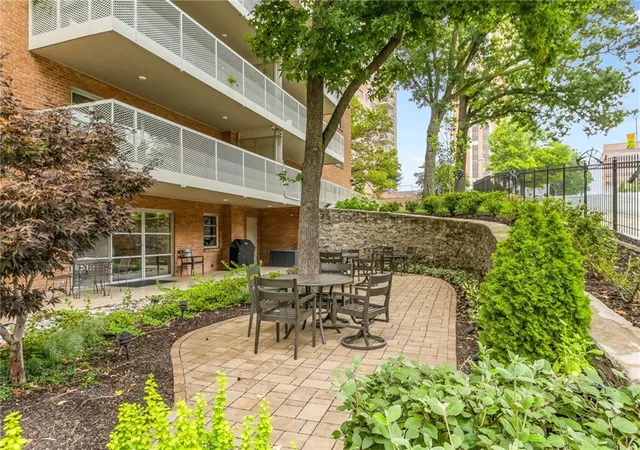 2nd image of 310 W 49Th St, Kansas City, MO 64112