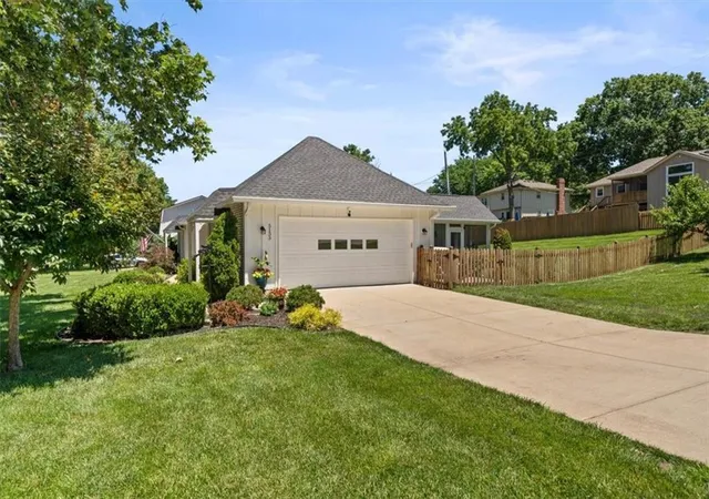 Homes for sale in Shawnee, KS | 5133 Ballentine St, Shawnee, KS 66203 | MLS# 2626061