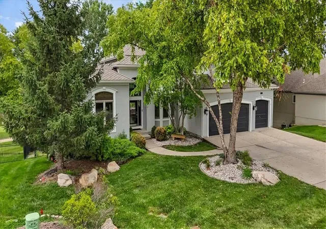 3rd image of 9920 Skyview Ln, Lenexa, KS 66220 | MLS# 2626084