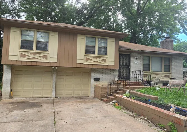 Homes for sale in Kansas City, MO | 9320 Oakland Ave, Kansas City, MO 64138 | MLS# 2626085