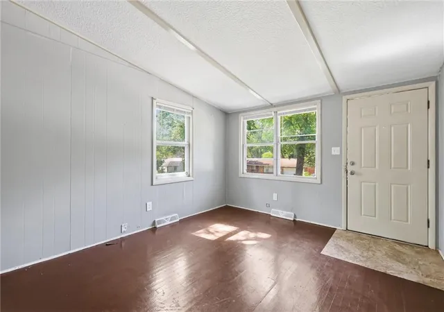 5th image of 10819 E Westport Rd, Independence, MO 64052 | MLS# 2626097