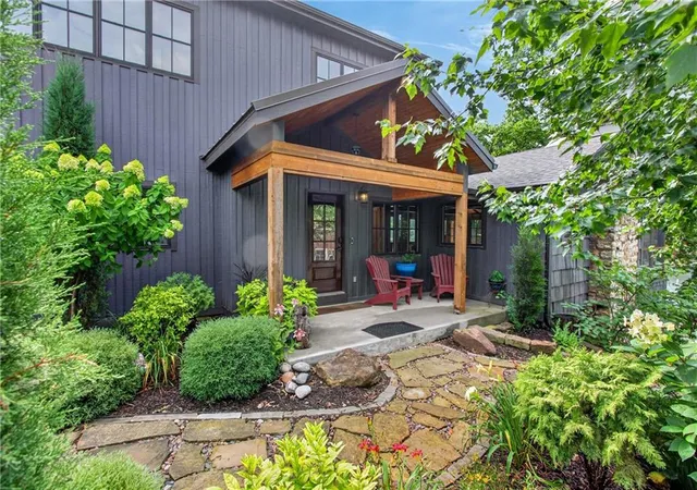 Photo 3 of Single family home for sale at 31 H St, Lees Summit, MO 64086 | MLS# 2626109 | Listing updated on 2026-07-29