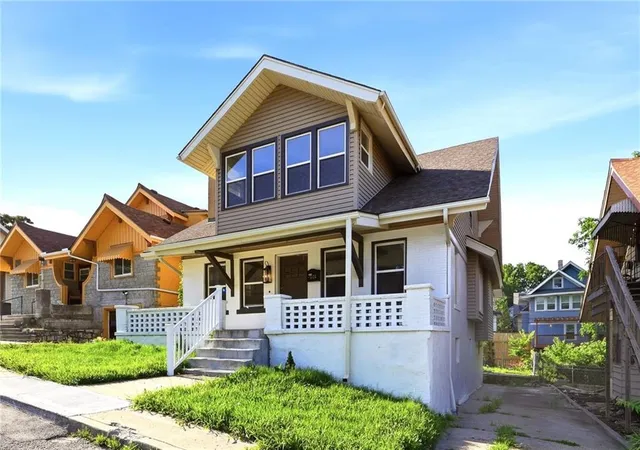 Single family home for sale at 1326 Lake Ave, Kansas City, MO 64109 | MLS# 2626113