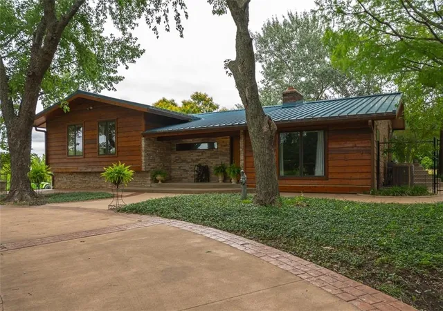 1st image of 364 E 1600 Road, Baldwin City, KS 66006 | MLS# 2626115