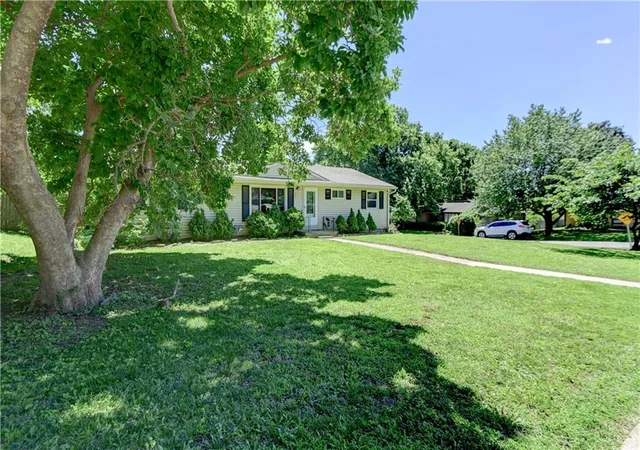 Photo 3 of Sale Pending at 2111 N 33rd Street, Saint Joseph, MO 64506 | MLS# 2626122 | Listing updated on 2026-09-02