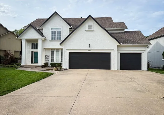 Homes for sale in Lees Summit, MO | 308 Ne Hidden Valley Wy, Lees Summit, MO 64064 | MLS# 2626131