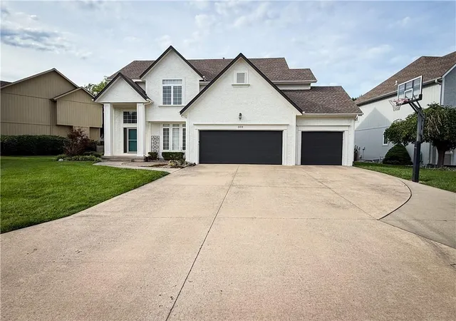 Homes for sale in Lees Summit, MO | 308 Ne Hidden Valley Wy, Lees Summit, MO 64064 | MLS# 2626131