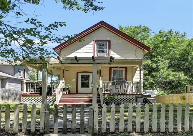 Photo 1 of Sale Pending at 718 N Broadway St, Leavenworth, KS 66048 | MLS# 2626136 | Listing updated on 2026-09-12