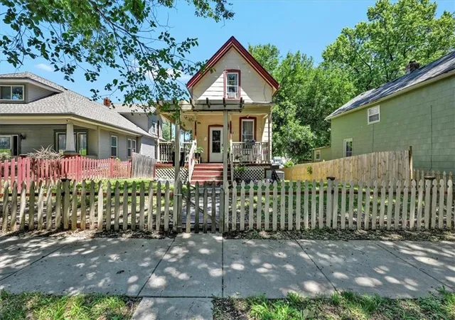 Photo 2 of Sale Pending at 718 N Broadway St, Leavenworth, KS 66048 | MLS# 2626136 | Listing updated on 2026-09-12