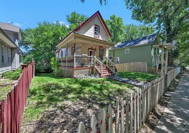 3rd image of 718 N Broadway St, Leavenworth, KS 66048 | MLS# 2626136