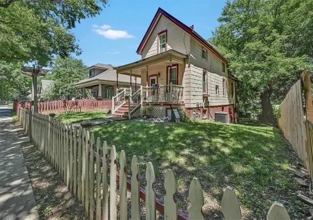 4th image of 718 N Broadway St, Leavenworth, KS 66048 | MLS# 2626136