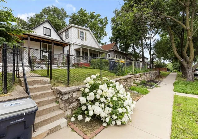 Photo 2 of Sale Pending at 2636 Madison Ave, Kansas City, MO 64108 | MLS# 2626140 | Listing updated on 2026-09-01