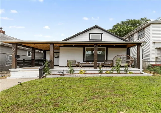 Photo 3 of Sale Pending at 2636 Madison Ave, Kansas City, MO 64108 | MLS# 2626140 | Listing updated on 2026-09-01