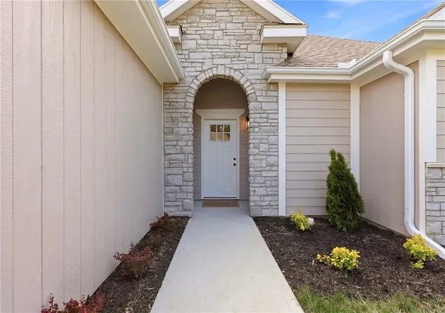 2nd image of 328 Ne 51st Rd, Warrensburg, MO 64093 | MLS# 2626147
