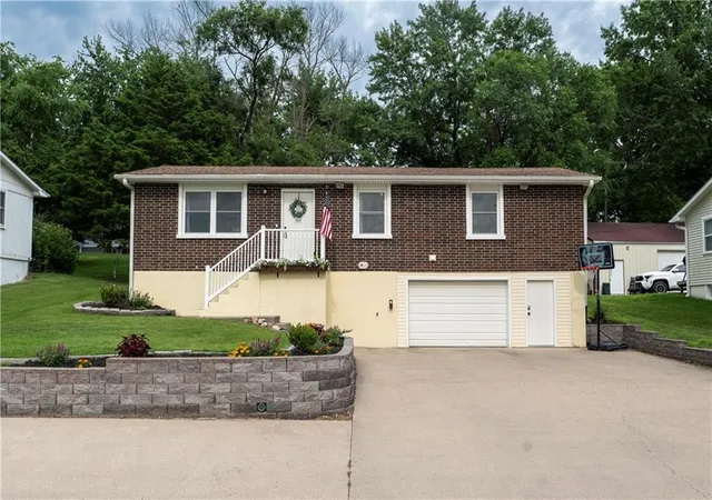 Homes for sale in Atchison, KS | 2220 Millwood Dr, Atchison, KS 66002 | MLS# 2626162