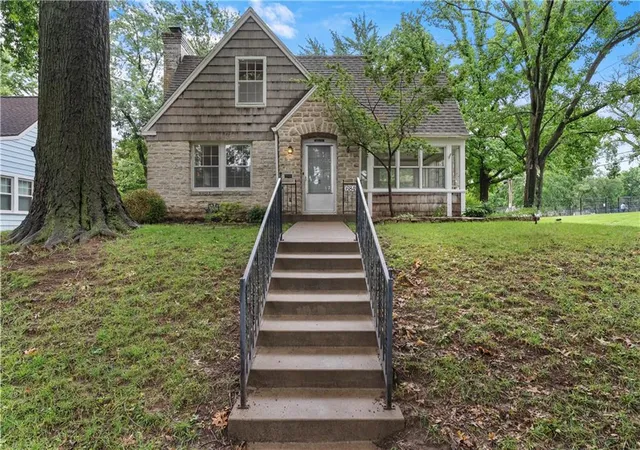 1st image of 6849 Oak Ter, Kansas City, MO 64113 | MLS# 2626173