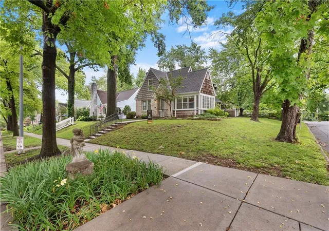 3rd image of 6849 Oak Ter, Kansas City, MO 64113 | MLS# 2626173