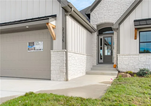 Photo 2 of Single family home for sale at 2335 Foxtail Dr, Kearney, MO 64060 | MLS# 2626179 | Listing updated on 2026-10-20