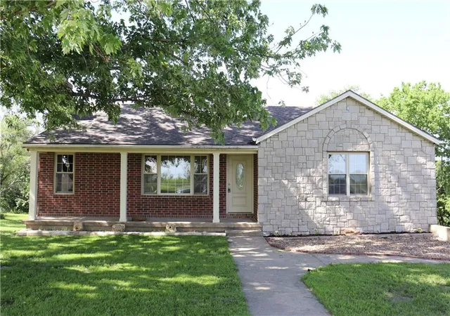 Homes for sale in Tonganoxie, KS | 17568 Kansas Ave, Tonganoxie, KS 66086 | MLS# 2626189