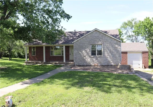 Homes for sale in Tonganoxie, KS | 17568 Kansas Ave, Tonganoxie, KS 66086 | MLS# 2626189