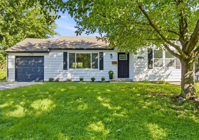Homes for sale in Mission, KS | 6028 Juniper Dr, Mission, KS 66205 | MLS# 2626197