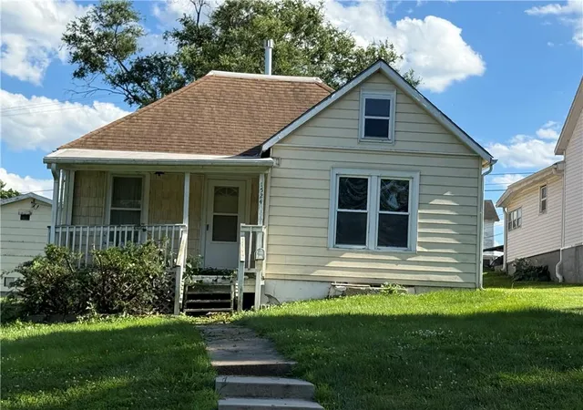 Homes for sale in Atchison, KS | 1524 Kansas Ave, Atchison, KS 66002 | MLS# 2626223
