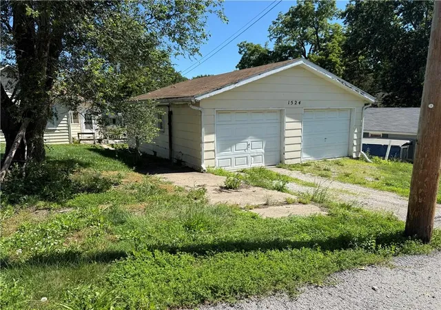 Homes for sale in Atchison, KS | 1524 Kansas Ave, Atchison, KS 66002 | MLS# 2626223
