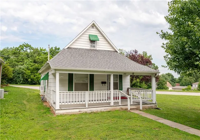 Homes for sale in Atchison, KS | 1017 S 5th St, Atchison, KS 66002 | MLS# 2626247