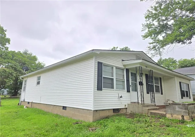2nd image of 1309 W Martin St, Coffeyville, KS 67337 | MLS# 2626249