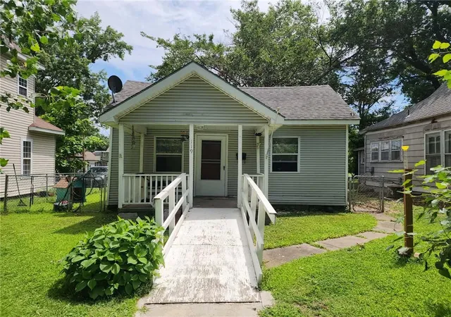 Photo 1 of Single family home for sale at 119 W Kansas St, Pittsburg, KS 66762 | MLS# 2626252 | Listing updated on 2026-06-18