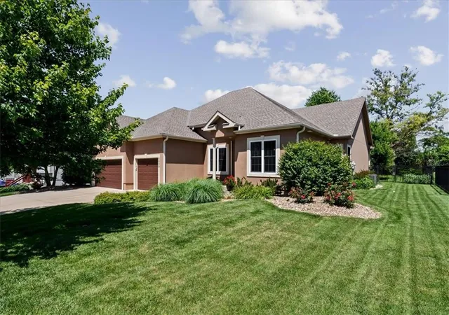 Homes for sale in Basehor, KS | 6989 141st St, Basehor, KS 66007 | MLS# 2626281