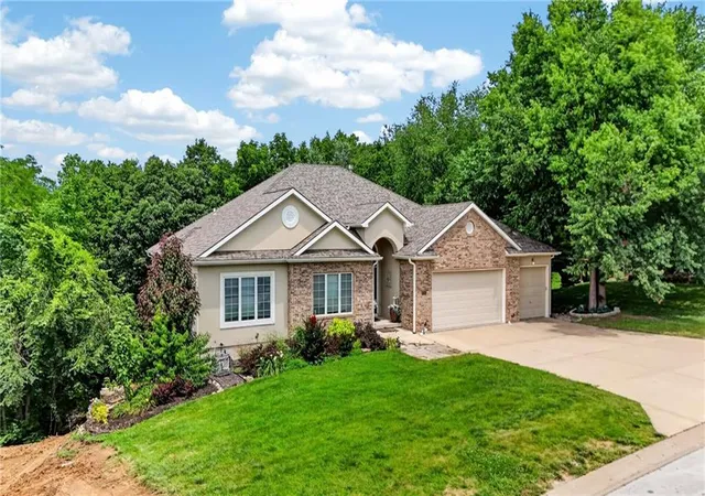 2nd image of 10402 Nw River Hills Dr, Kansas City, MO 64152 | MLS# 2626290
