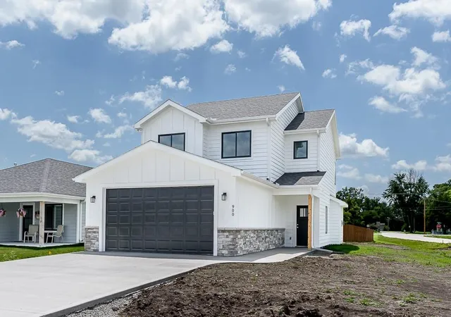Photo 1 of Single family home for sale at 900 2nd Street, Perry, KS 66073 | MLS# 2626315 | Listing updated on 2026-10-07