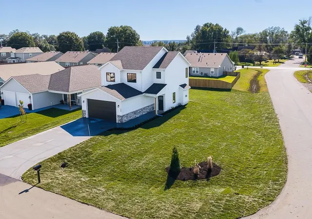Photo 2 of Single family home for sale at 900 2nd Street, Perry, KS 66073 | MLS# 2626315 | Listing updated on 2026-10-22