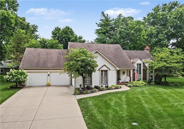 Photo 3 of Sale Pending at 3211 W 83rd Terrace, Leawood, KS 66206 | MLS# 2626324 | Listing updated on 2026-09-14