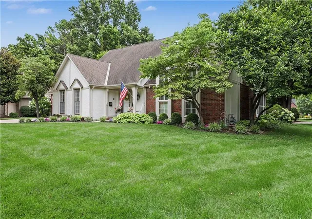Photo 4 of Sale Pending at 3211 W 83rd Terrace, Leawood, KS 66206 | MLS# 2626324 | Listing updated on 2026-09-14