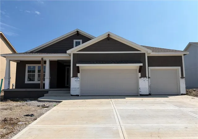 Photo 2 of Sale Pending at 17135 S Barstow St, Olathe, KS 66062 | MLS# 2626325 | Listing updated on 2026-09-27