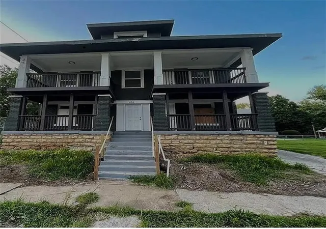 Homes for sale in Kansas City, MO | 2210 E 34th St, Kansas City, MO 64109 | MLS# 2626333