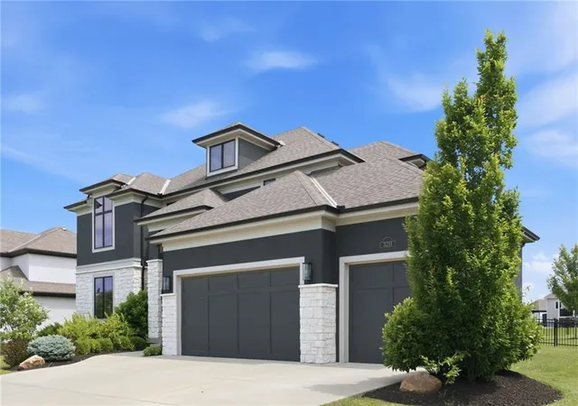 Photo 3 of Single family home for sale at 3211 Ne 102nd Terrace, Kansas City, MO 64155 | MLS# 2626340 | Listing updated on 2026-10-22