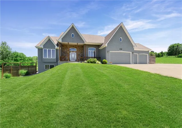 Homes for sale in Paola, KS | 28265 Overbrook Rd, Paola, KS 66071 | MLS# 2626352