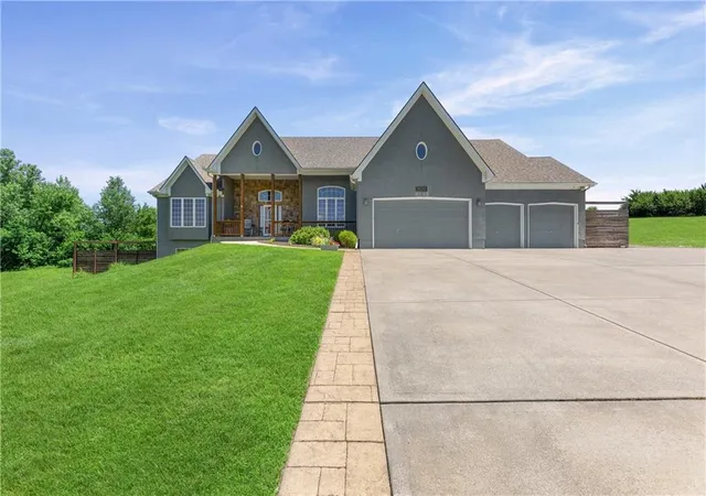 Homes for sale in Paola, KS | 28265 Overbrook Rd, Paola, KS 66071 | MLS# 2626352