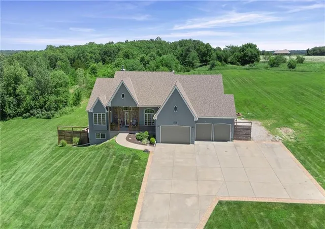 Homes for sale in Paola, KS | 28265 Overbrook Rd, Paola, KS 66071 | MLS# 2626352