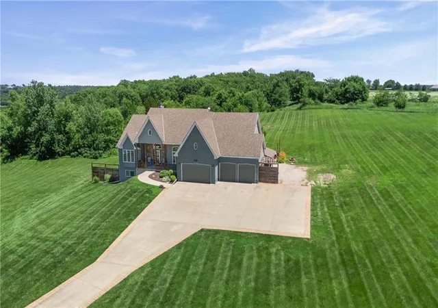 Homes for sale in Paola, KS | 28265 Overbrook Rd, Paola, KS 66071 | MLS# 2626352