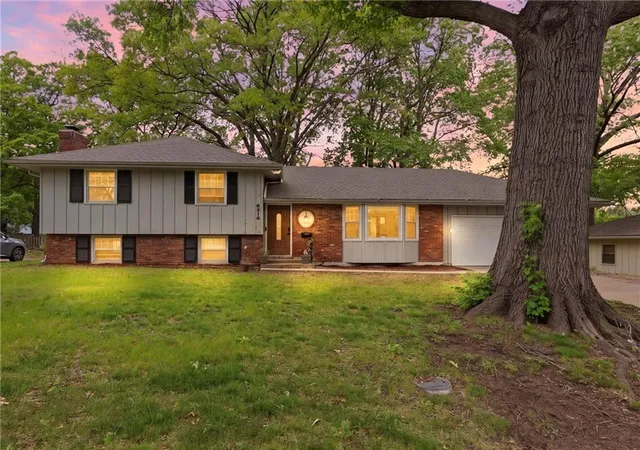 Homes for sale in Raytown, MO | 6316 Hedges Ave, Raytown, MO 64133 | MLS# 2626390