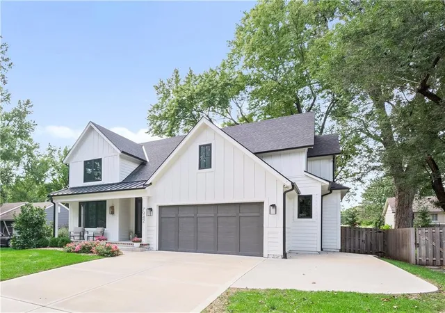 Photo 2 of Single family home for sale at 7942 Reinhardt Ln, Prairie Village, KS 66208 | MLS# 2626400 | Listing updated on 2026-09-26